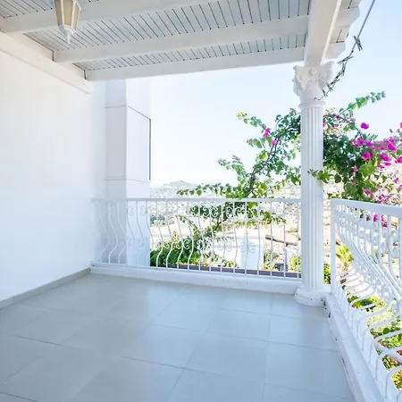 Апартаменты Lovely House With Astonishing View In Gumusluk Гюмюшлюк